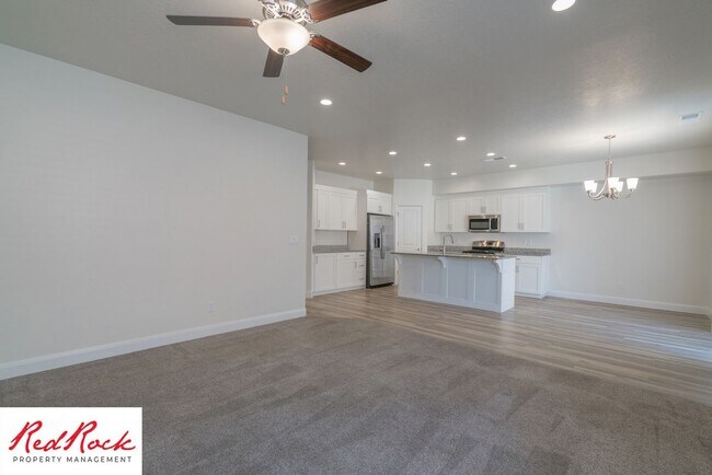 Building Photo - Modern Townhome in Desirable Hurricane Hei...