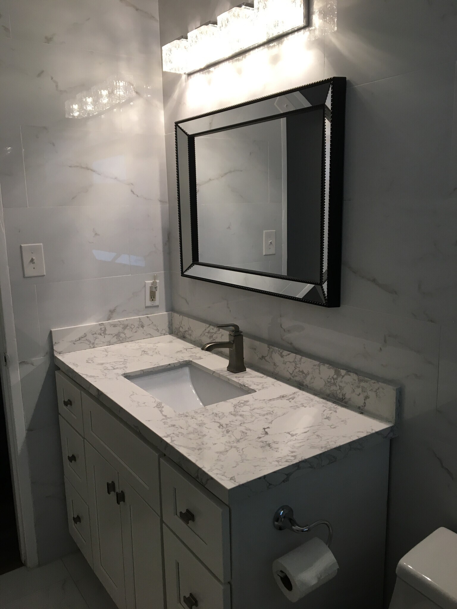 Building Photo - 8539 Saturn St