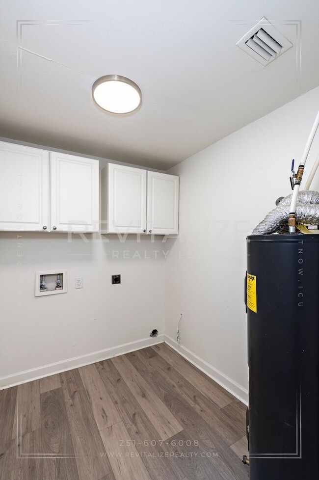 Building Photo - Fully Renovated 3 Bed 2 Bath Home!