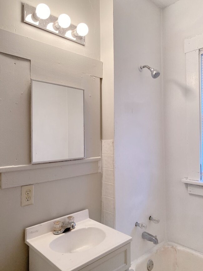 Building Photo - 3 bedroom 1 bath house!