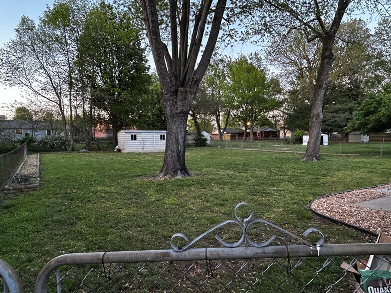 Back yard - fenced in - 537 E Glenwood St