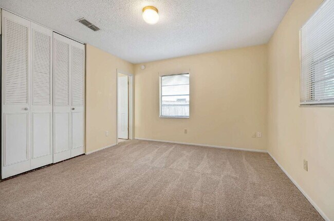 Building Photo - "Charming 2-Bed, 2-Bath Townhouse Retreat in Orlando's Heart - 1010 Sq Ft of Comfort!"
