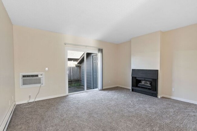 Building Photo - Spacious 2 Bed 1 Bath In Quiet Community