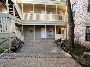 Building Photo - Cozy One Bedroom in Hyde Park