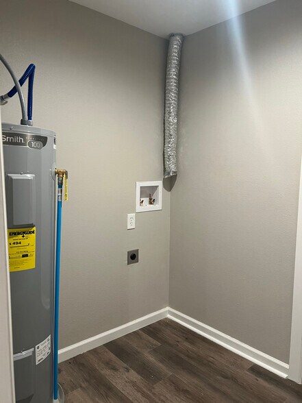 Building Photo - 301 E 7th St