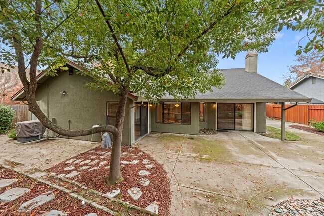 Building Photo - Single-Story El Dorado Hills Home with Vau...