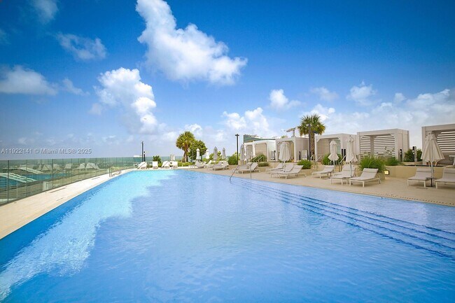 Building Photo - 300 S Biscayne Blvd