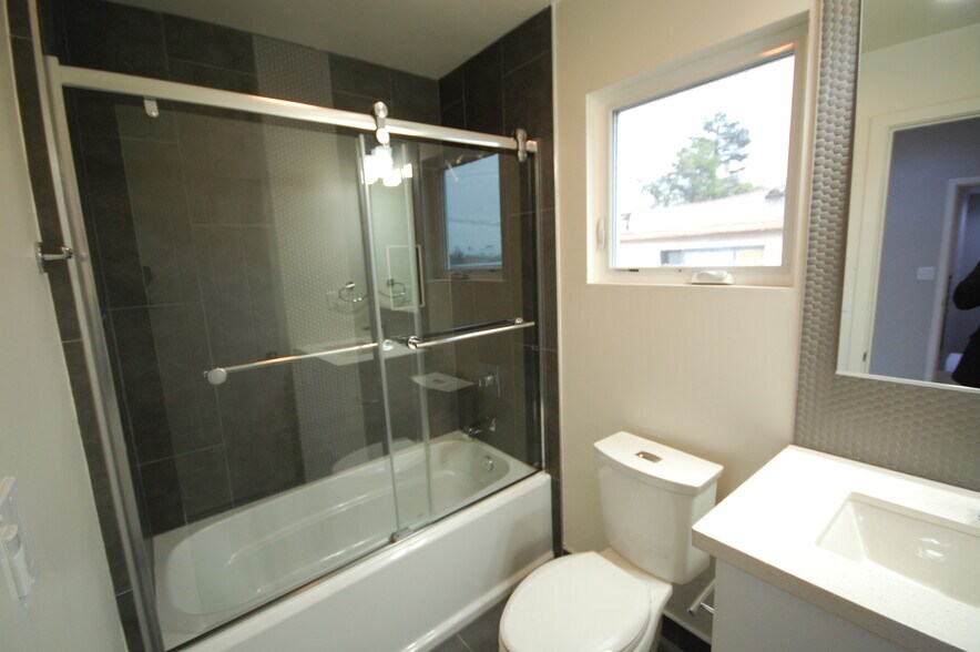 FULL BATH - 648 1/2 N Serrano Ave