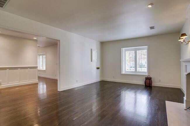 Building Photo - Beautiful 4 Bed/4 Bath Family Home w/pool - Upcoming and available at the end of April!