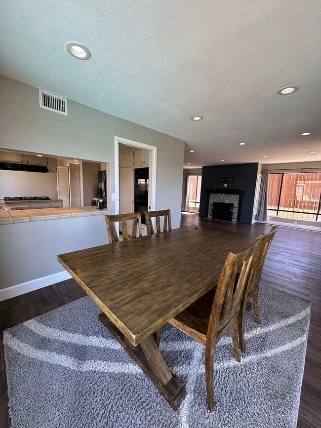 Building Photo - Huge 2 Bedroom 2 Bath Available For Immedi...