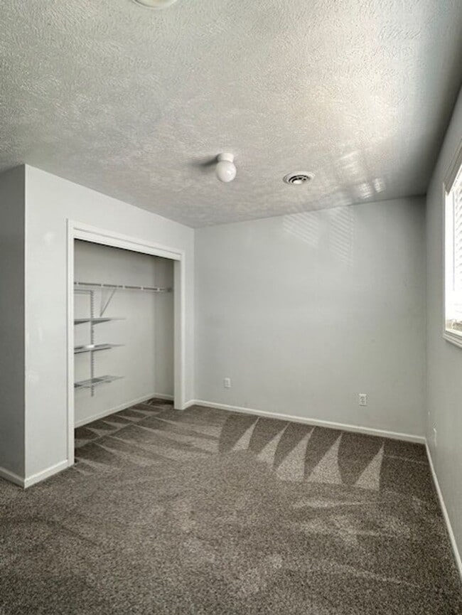 Building Photo - Spacious 4 Bedroom Duplex Located In Ozark!