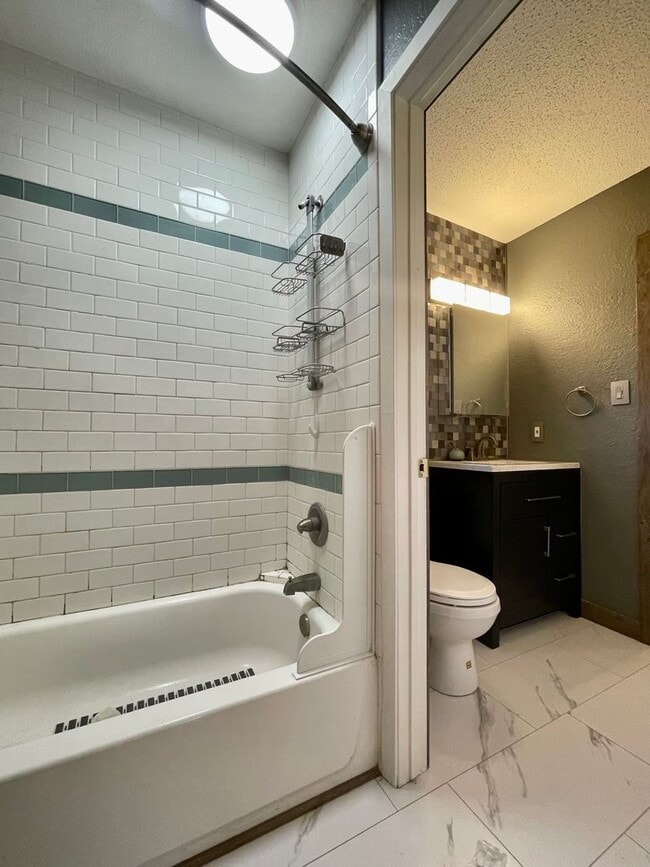 Building Photo - Charming 3 Bedroom Home w/ 1 Car Garage and Large Fenced Yard!!