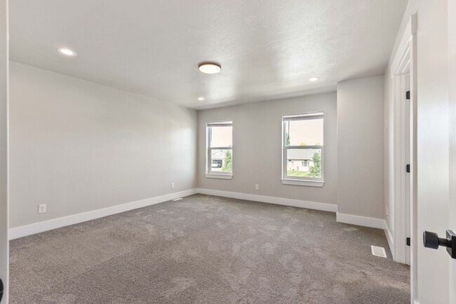 Building Photo - Awesome end unit 3 Bed 2.5 Bath townhome i...