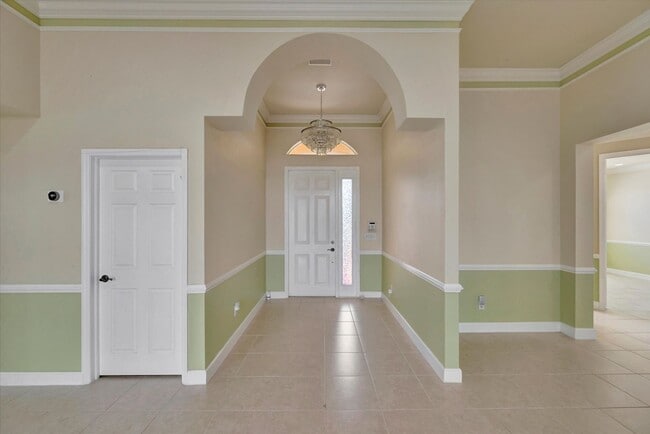 Building Photo - Convenient Central Location - 4 Bedroom + ...