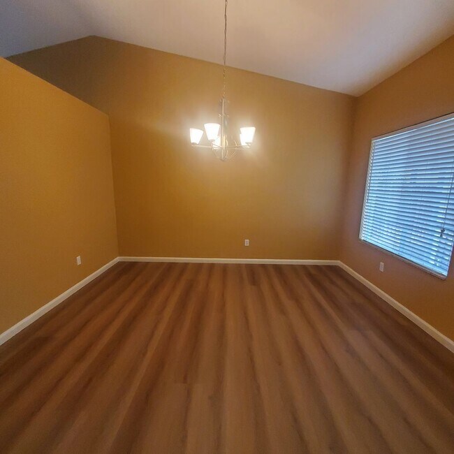 Building Photo - Single Story 3/2 with Great Open Floorplan in Brentwood