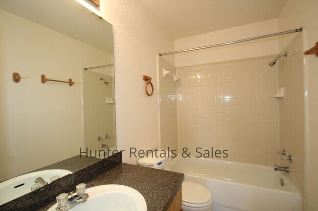 Building Photo - 2 Bedroom Townhome Ready For You!