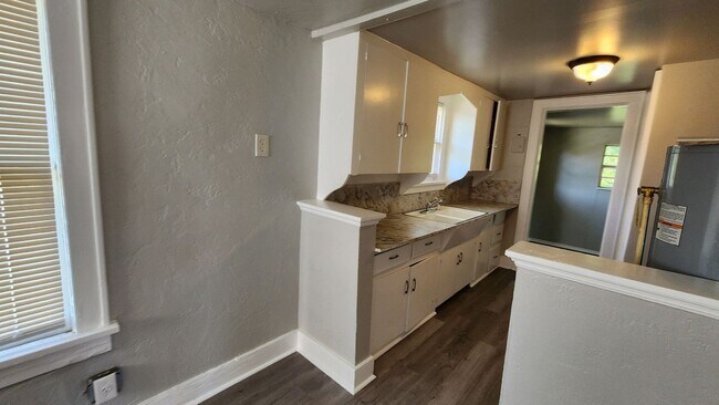 Building Photo - Nice 4 Bedroom, 2 Bath Home Near OCU & The...