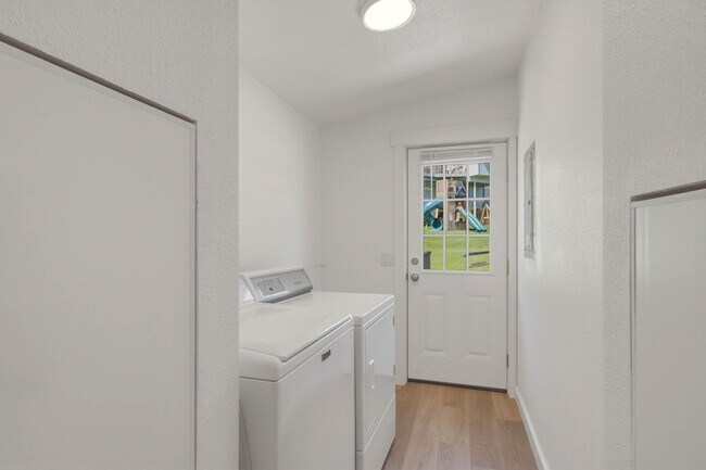 Building Photo - 3 Bedroom, 2 Bathroom Home