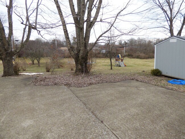 Building Photo - 338 E Oak St