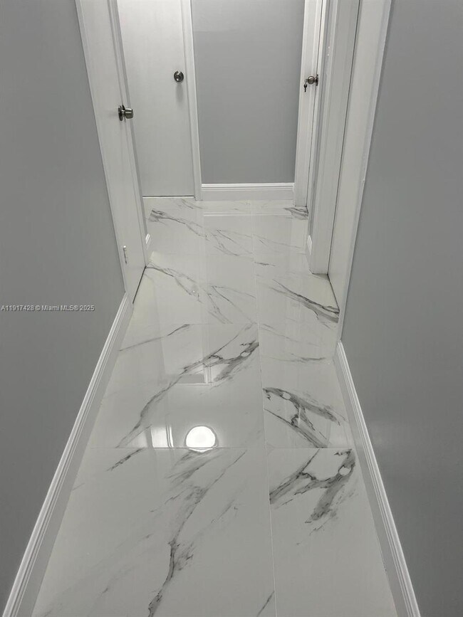 Building Photo - 3064 Riverside Dr