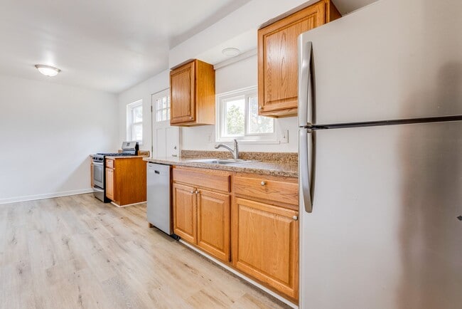 Building Photo - AVAILABLE August 2026 - Beautiful 2+ Bedroom Home w/ Updates Throughout!