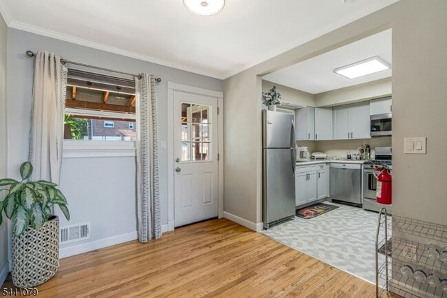 Building Photo - 640 Desota Dr