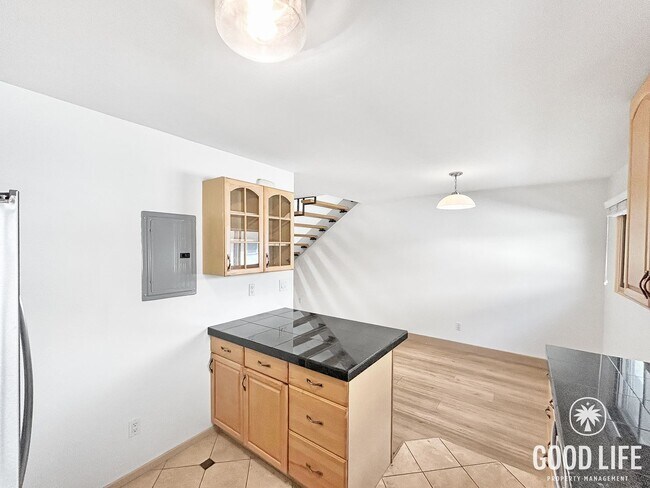 Building Photo - Beautiful 2B/1.5BA Condo W/ AC & Reserved Parking in Point Loma!