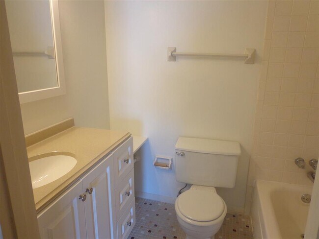 Main beroom full bathroom - 3141 Manley Rd