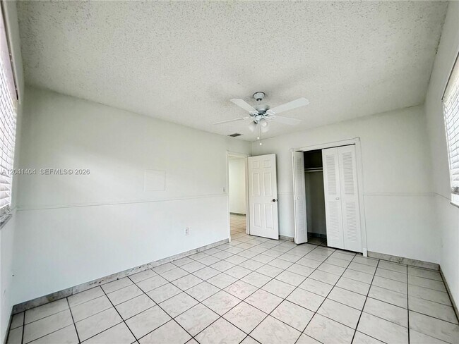 Building Photo - 913 NW 22nd Pl
