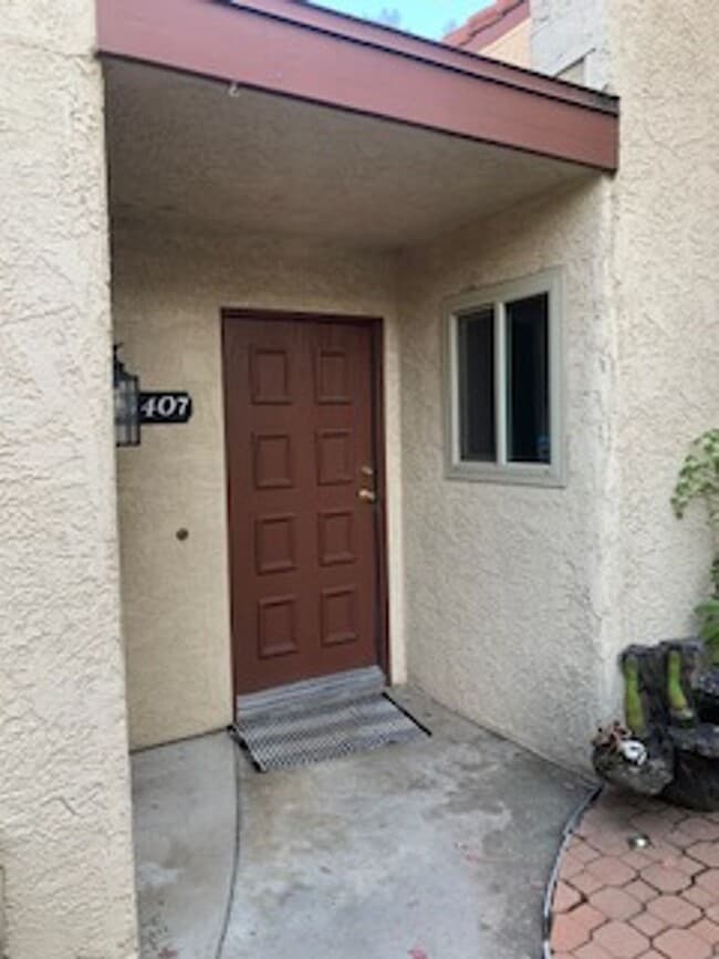 Building Photo - 2 Bedroom 1 Story Town Home