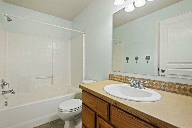 Building Photo - 4bed, 2.5bath, 2,085sq.ft. home in Creeksi...