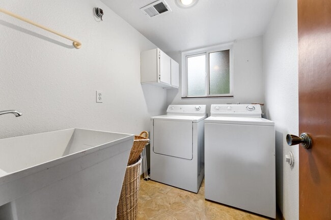 Building Photo - Steilacoom Split Entry