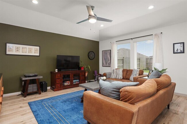 Building Photo - 2709 Golden Palms Ln