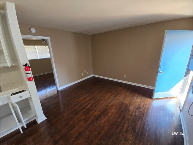 Primary Photo - 301 Avondale St