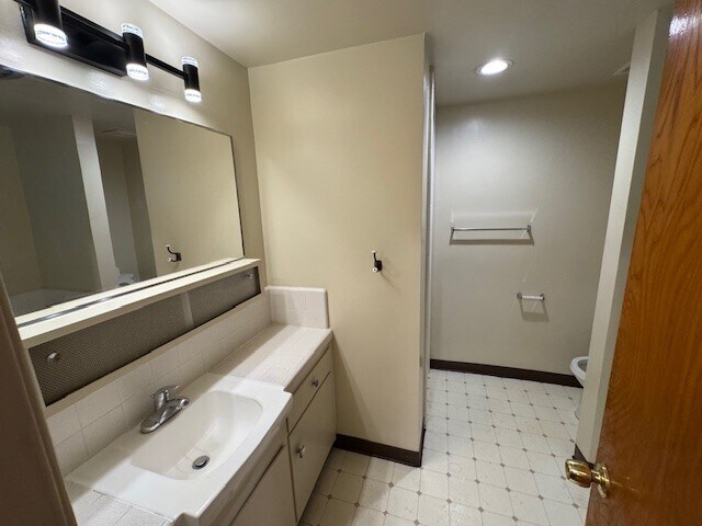 Building Photo - 1320 N Poinsettia Pl
