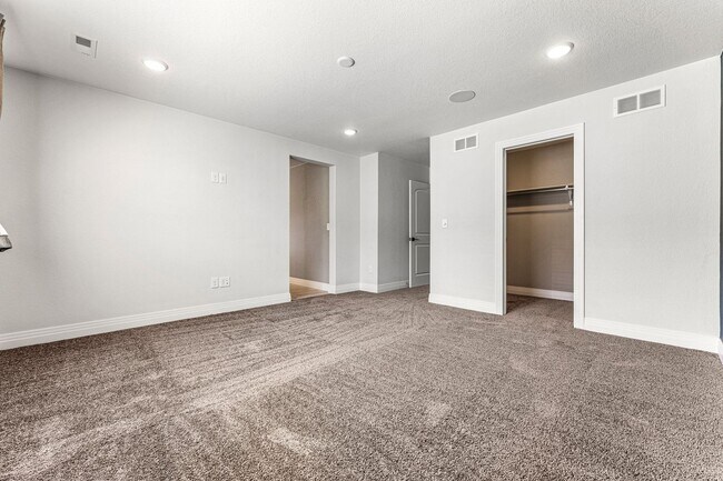 Building Photo - Modern Townhome in Commerce City!