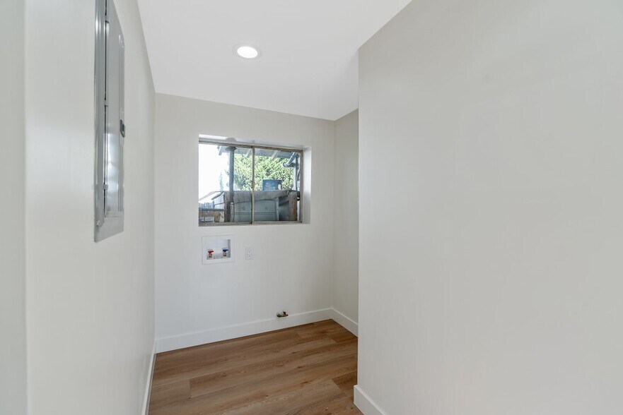 Building Photo - 744 Gladys Ave