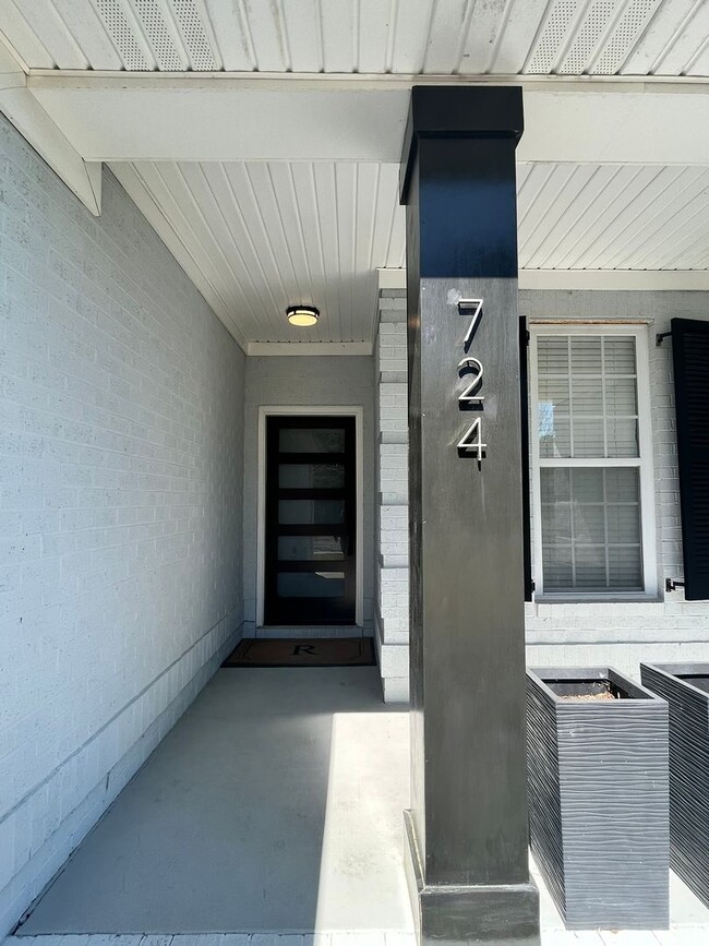 Building Photo - 724 Royal Bonnet Dr