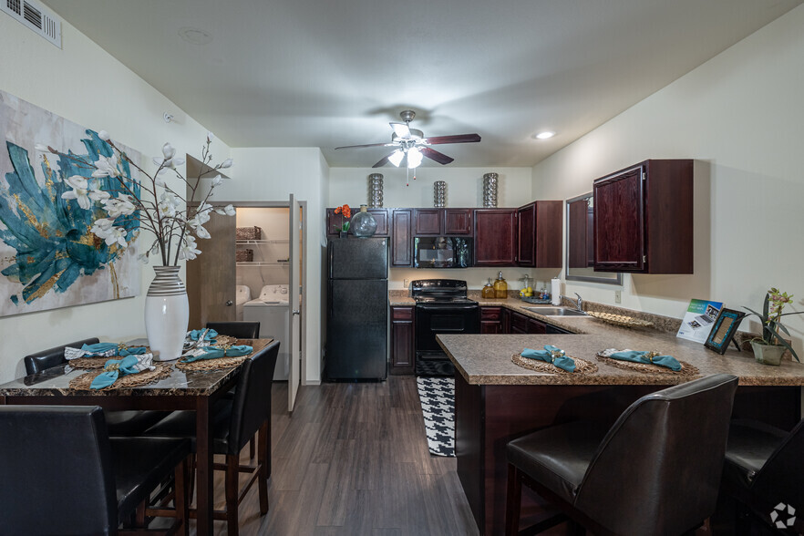 2BR, 2BA - 1,093SF - Kitchen - The Greens at Fayetteville