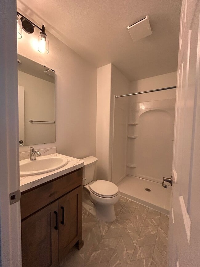 Building Photo - 3 Bed 3 Bath TownHome