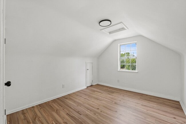 Building Photo - 2 BEDROOM HOME!