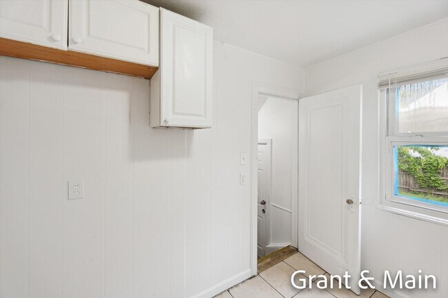 Building Photo - $1250 3 bedroom bungalow