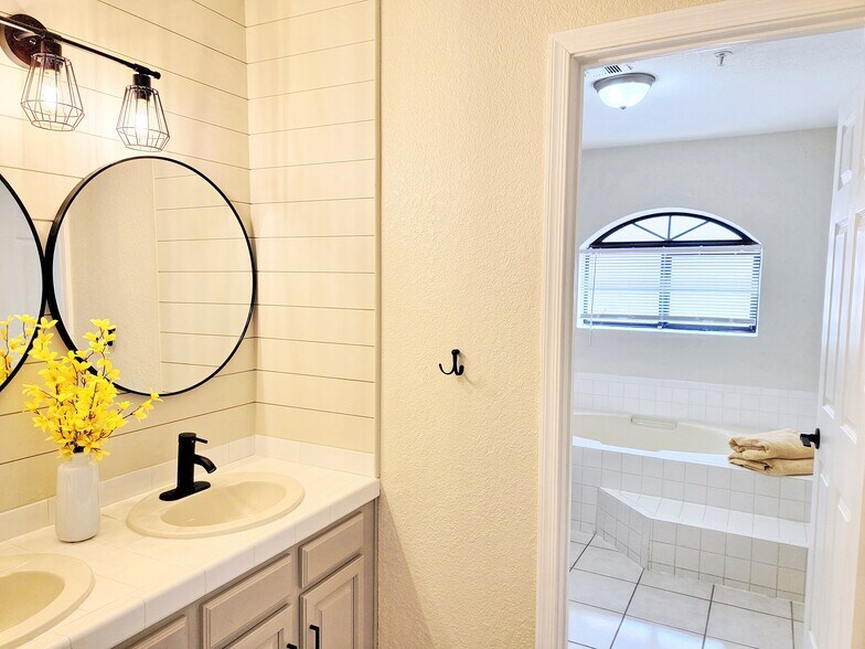 Building Photo - 10080 E Mountainview Lake Dr