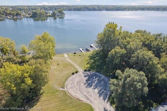 Building Photo - 245 Lynbrook Dr