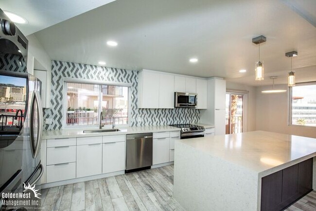 Building Photo - High end upgraded 2Bdm 2Ba Condo minutes f...