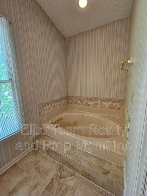 Building Photo - 4015 Brownes Ferry Rd
