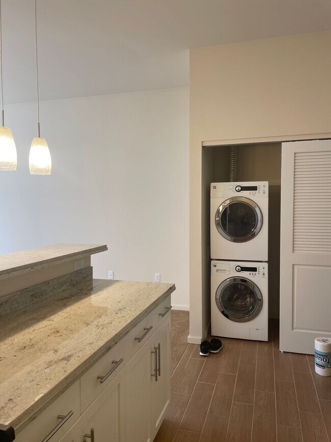 Building Photo - Cove Waikiki - Reduced rent for the month of May $2450