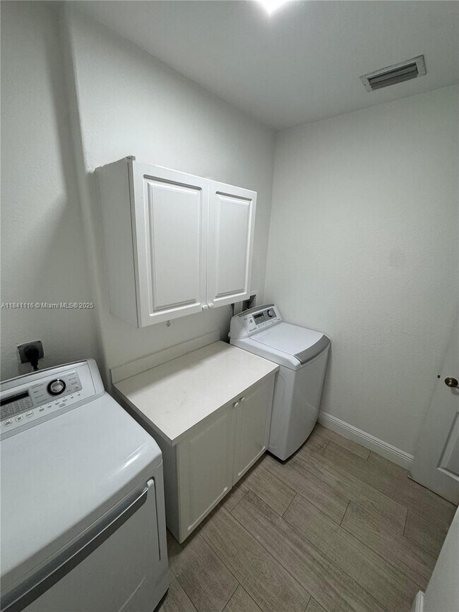 Building Photo - 5444 NW 112th Pl