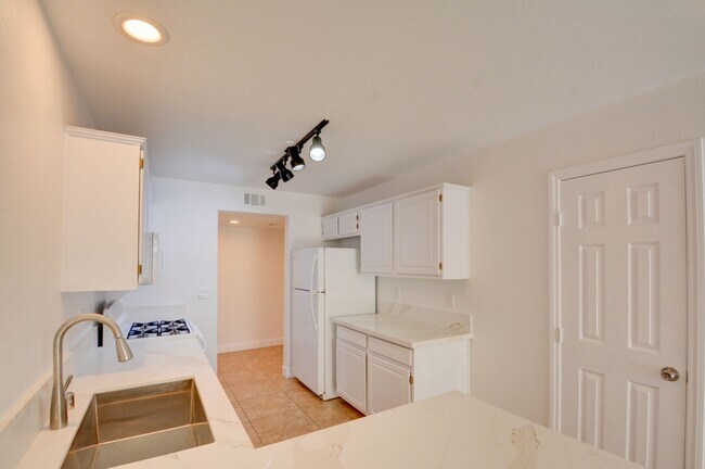 Building Photo - Renovated and Modern. This fantastic 2br in a gated community in Silverado Ranch has all the amen...