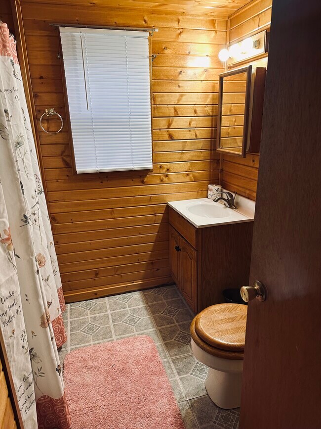 Building Photo - 108 E Woodbury St